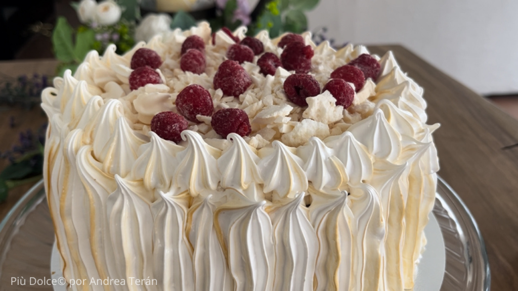 Torta Merengue Frambuesa Manjar cerca