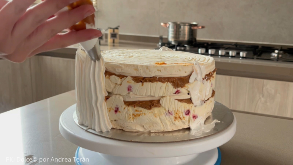 decorando Torta Merengue Frambuesa Manjar