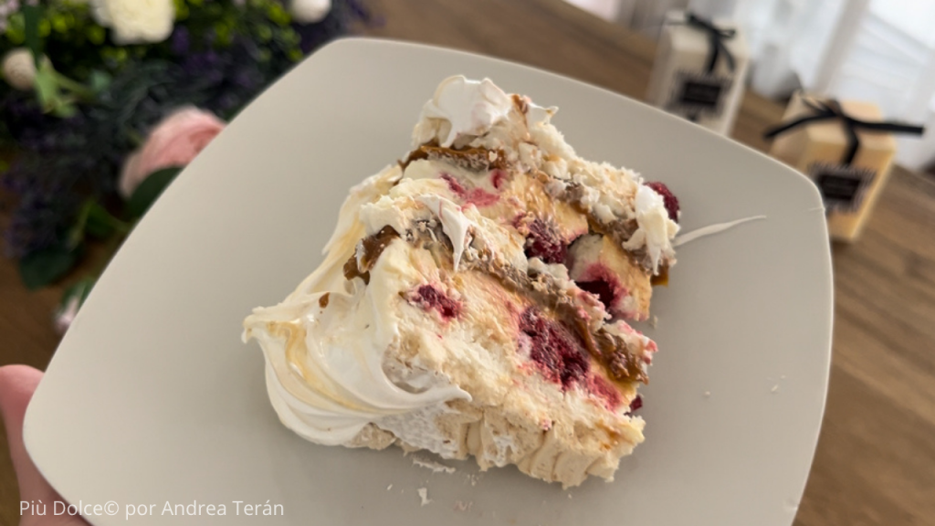 Torta Merengue Frambuesa Manjar rebanada 2