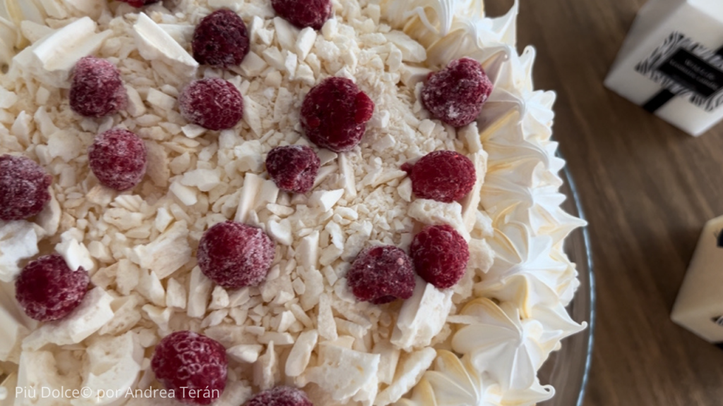 Torta Merengue Frambuesa Manjar arriba