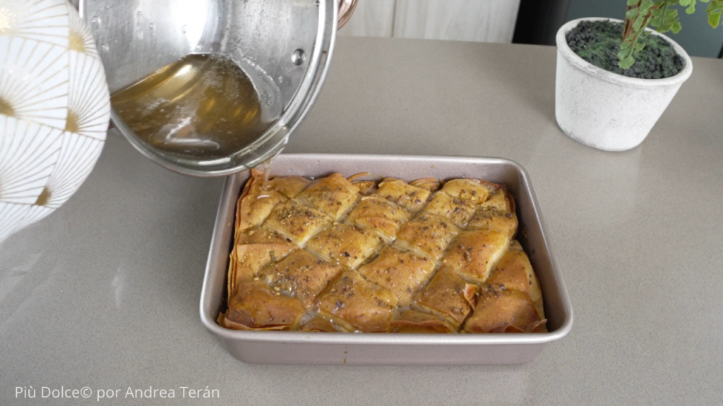 Baklava colocando el almibar