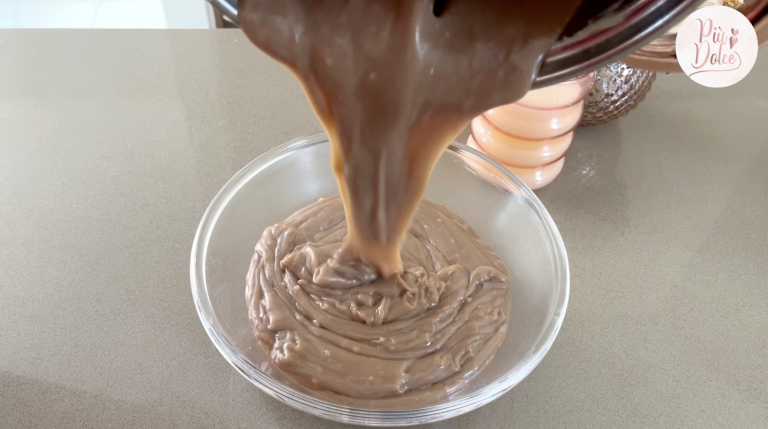 profiteroles listos ron: crema pastelera de chocolate lista