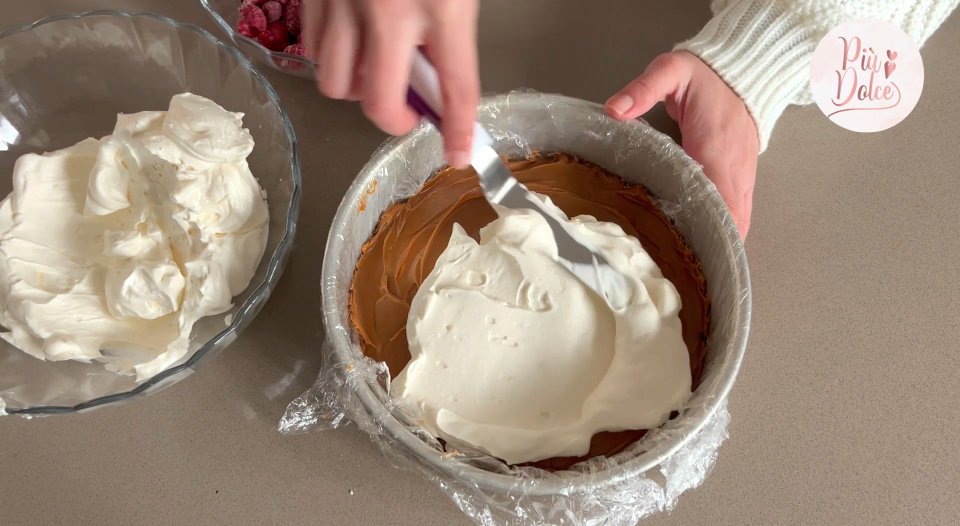 rellenando Torta Merengue Frambuesa Manjar