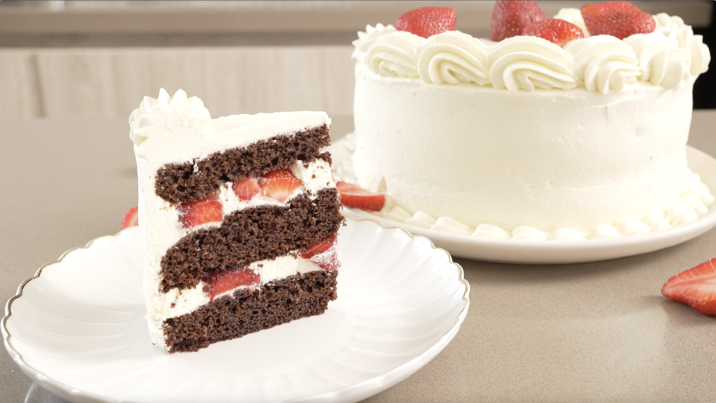 Torta de chocolate con crema y fresas (bien húmeda)
