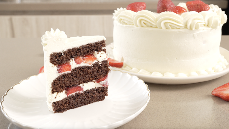 Torta de chocolate con crema y fresas (bien húmeda)