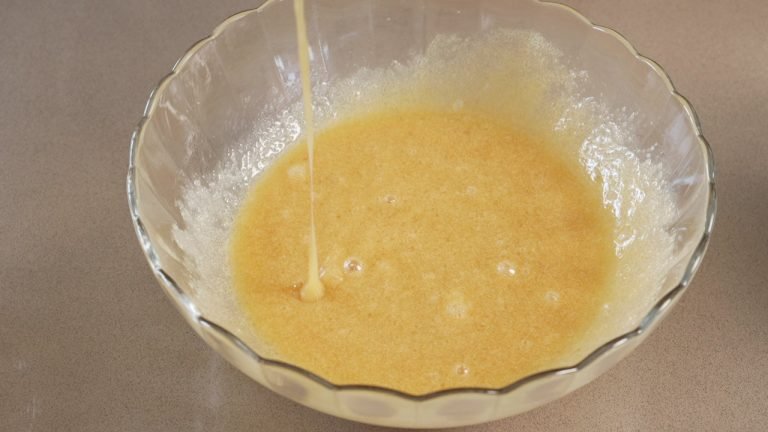 Torta de chocolate con crema y fresas (bien húmeda) Mezcla de Huevo