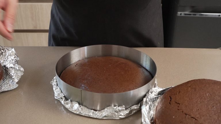 Torta de chocolate con crema y fresas (bien húmeda) Bizcocho ya listo