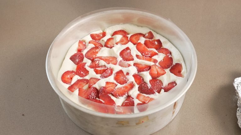 Torta de chocolate con crema y fresas (bien húmeda) Relleno de fresas con crema