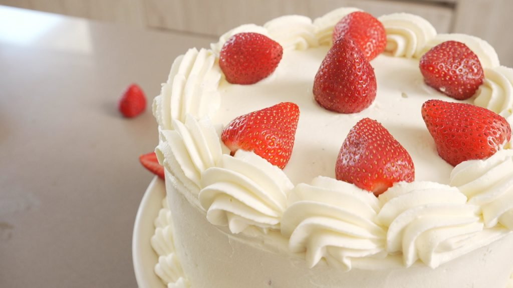 Torta de chocolate con crema y fresas