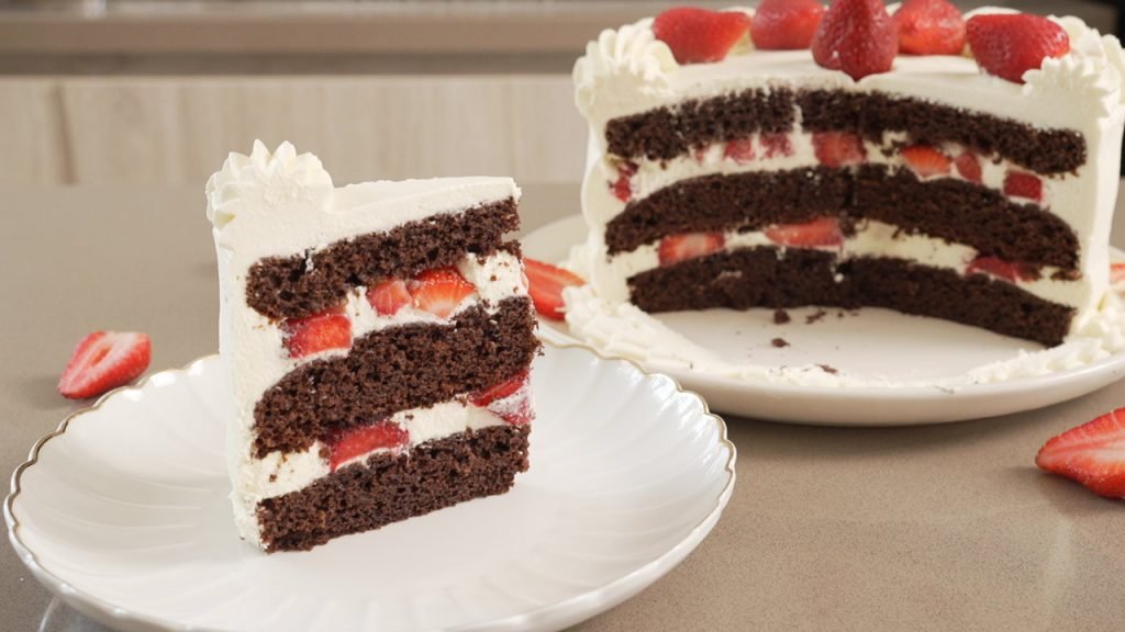 Torta de chocolate con crema y fresas trozo
